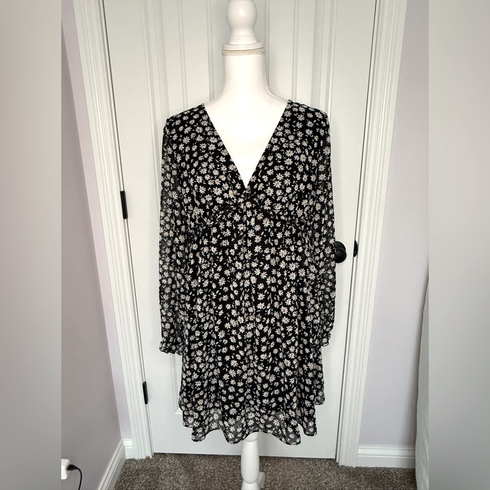 Divided Black and White Floral Long Sleeve V-neck Dress